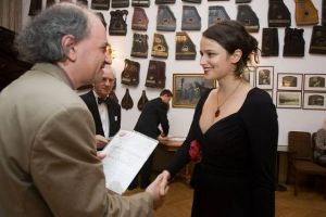Handing of course participation diplomas. Dora Deliyska. Fot. Andrzej Solnica